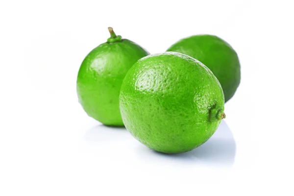 Beyaz arka plan üzerinde izole limon dilimleri