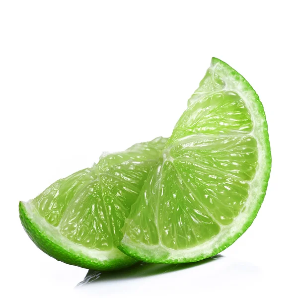 Beyaz arka plan üzerinde izole limon dilimleri