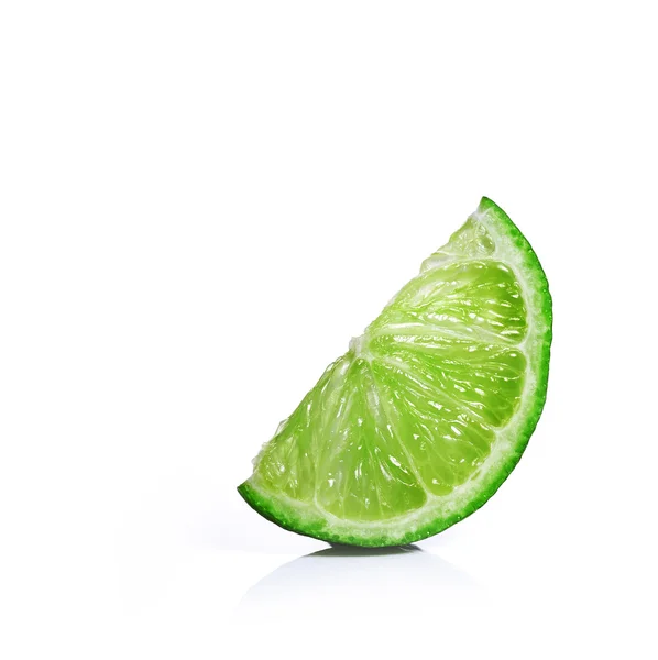 Beyaz arka plan üzerinde izole limon dilimleri