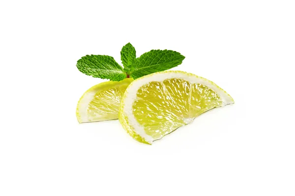 Beyaz arkaplanda izole edilmiş limon dilimleri — Stok fotoğraf