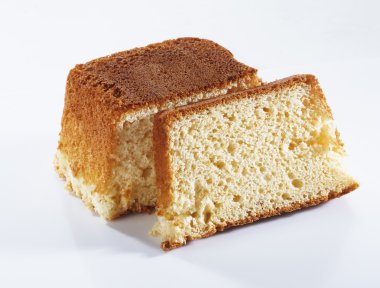 Bisküvi, pasta, kek frosting ve beyaz zemin üzerine badem