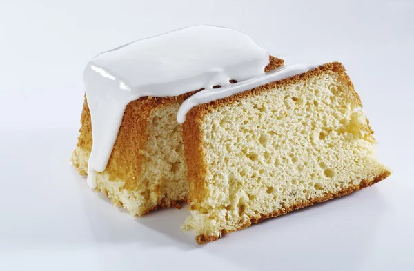 Bisküvi, pasta, kek frosting ve beyaz zemin üzerine badem