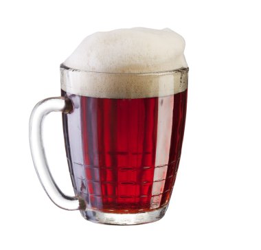 Karanlık bira veya Kvas beyaz arka plan üzerinde izole cam