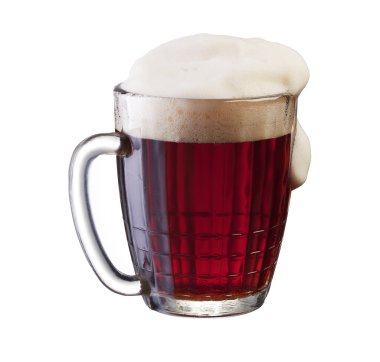 Karanlık bira veya Kvas beyaz arka plan üzerinde izole cam