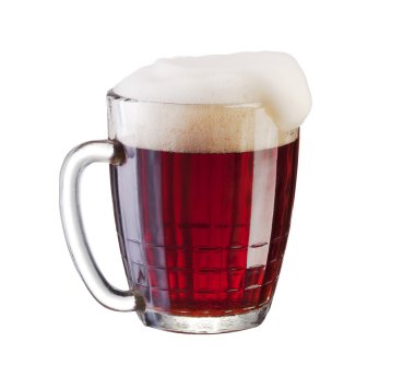 Karanlık bira veya Kvas beyaz arka plan üzerinde izole cam