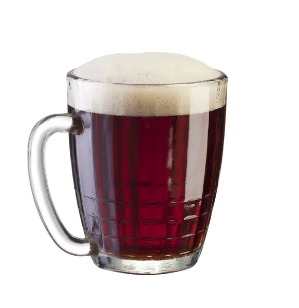 Karanlık bira veya Kvas beyaz arka plan üzerinde izole cam