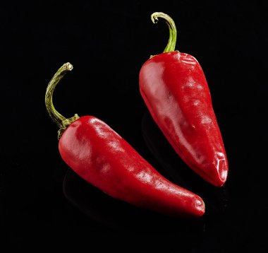 Siyah arkaplanda kırmızı ve yeşil biber