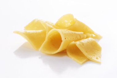 Beyaz arkaplanda peynir dilimleri