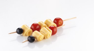 Peynir, üzüm, zeytin, cherry domates ve Siyah Zeytin ile kanepe 