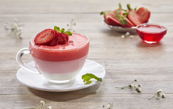 Panna cotta çilek, nane ve çilek sosu ile