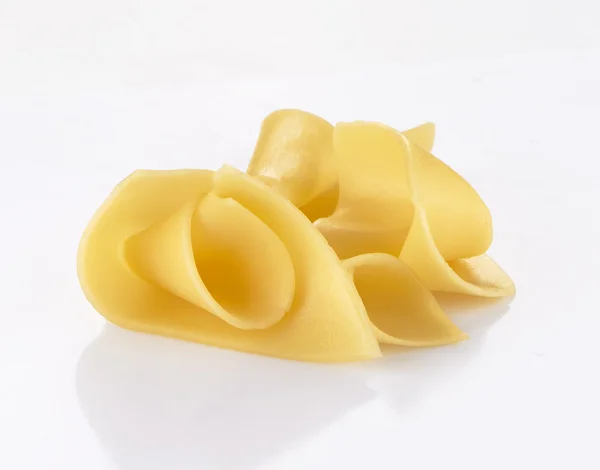 Beyaz arkaplanda peynir dilimleri