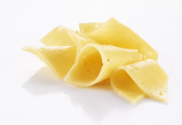 Beyaz arkaplanda peynir dilimleri