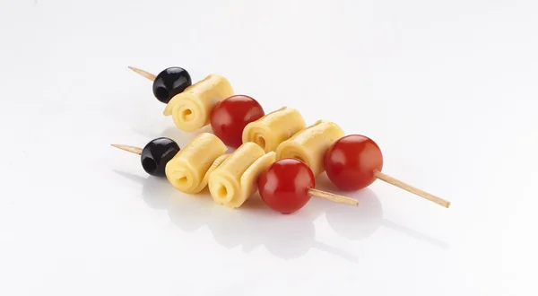 Peynir, üzüm, zeytin, cherry domates ve Siyah Zeytin ile kanepe 