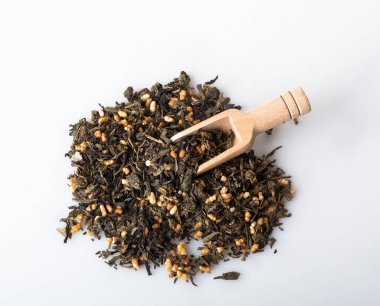 Yeşil çay, yeşil çay, ahşap tabaklarda pirinç ve beyaz arka planda izole edilmiş tahta kaşıklar.