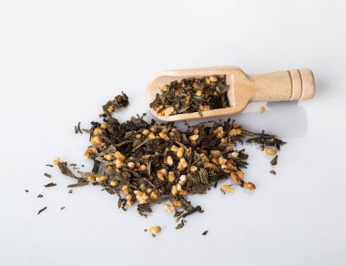 Yeşil çay, yeşil çay, ahşap tabaklarda pirinç ve beyaz arka planda izole edilmiş tahta kaşıklar.