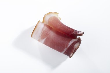 beyaz zemin üzerine pastırma