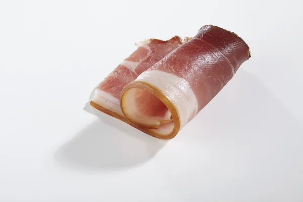 Bacon no fundo branco — Fotografia de Stock