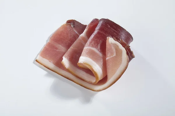 Bacon no fundo branco — Fotografia de Stock