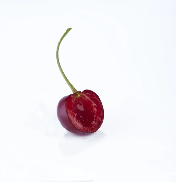 Cherry pada latar belakang putih — Stok Foto