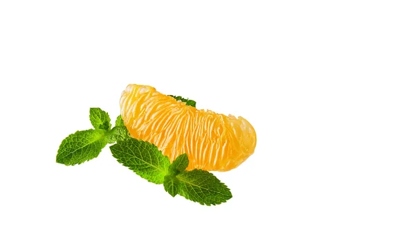 Una rebanada de naranja sobre fondo blanco — Foto de Stock