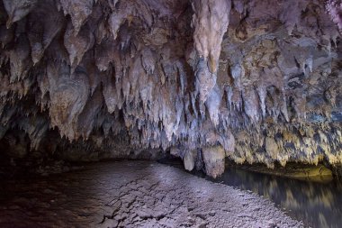 Yeraltı mağarası farlarla kırılmış.
