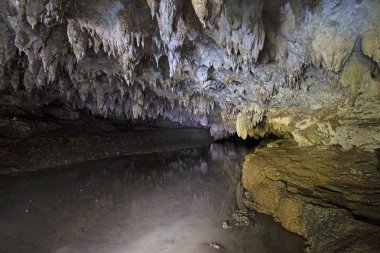 Yeraltı mağarası farlarla kırılmış.