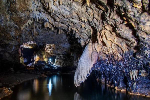 Caverna Subterrânea Refratada Por Faróis Imagens Royalty-Free