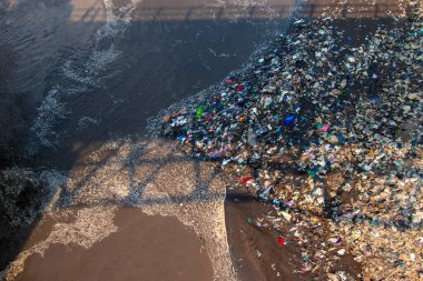 Nehirlerdeki, kirlilikteki ve çevredeki plastik atıklar