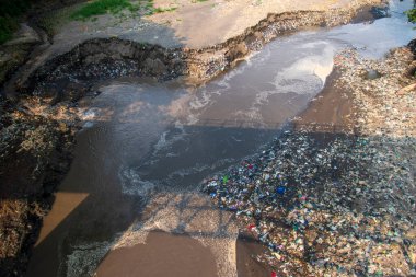Nehirlerdeki, kirlilikteki ve çevredeki plastik atıklar