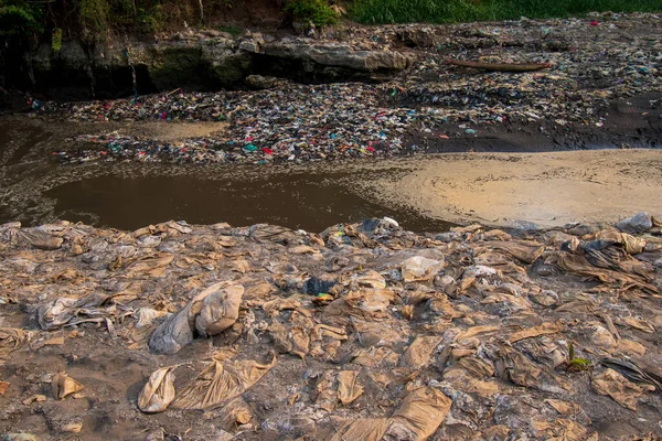 Resíduos Plásticos Rios Poluição Ambiente Fotografias De Stock Royalty-Free