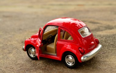Kırmızı oyuncak araba