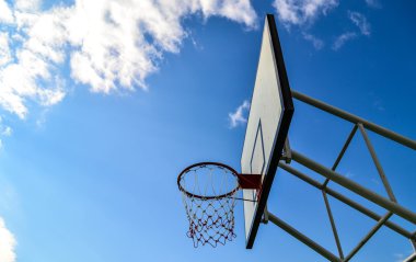 Mavi gökyüzü ile basketbol yönetim kurulu