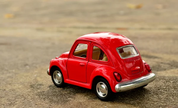 Красная игрушечная машина — стоковое фото
