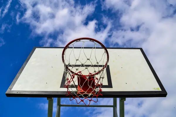 Tablero de baloncesto con cielo azul — Foto de Stock