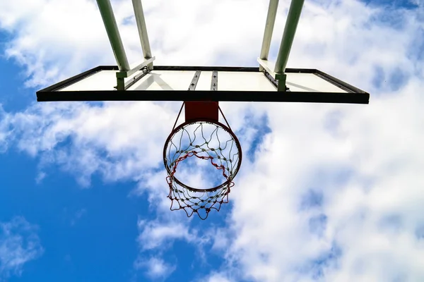 Tablero de baloncesto con cielo azul — Foto de Stock