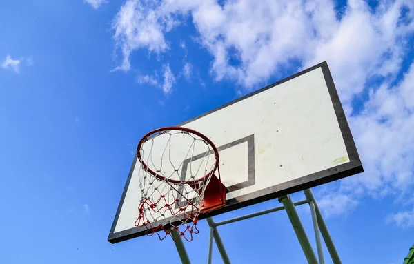 Tablero de baloncesto con cielo azul —  Fotos de Stock