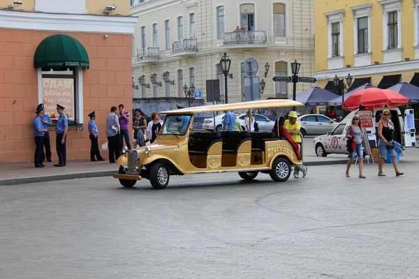 在奥德萨为游客服务的电动车 — 图库照片