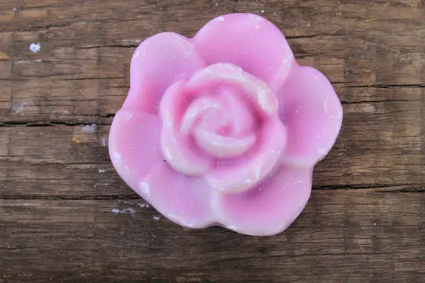 Sabão na forma de uma rosa no fundo de madeira — Fotografia de Stock