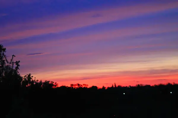 Színes naplementét több mint a falu — Stock Fotó