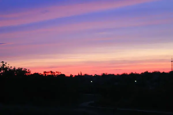 Kleurrijke sunset over dorp — Stockfoto