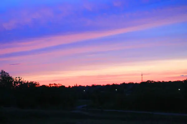 Kolorowy zachód słońca nad wieś — Zdjęcie stockowe