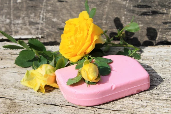 Mydło i rose na podłoże drewniane — Zdjęcie stockowe