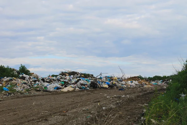Grote vuilnisbelt buiten stad — Stockfoto