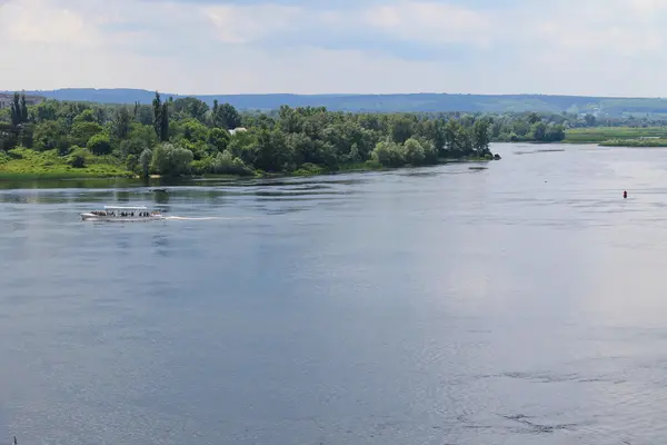 Toeristische boot op de rivier de Dnjepr — Stockfoto
