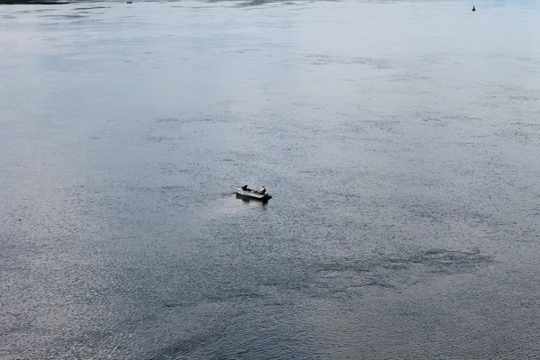 Łódź z rybaków nad rzeką Dniepr — Zdjęcie stockowe