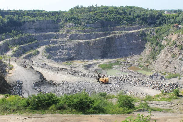 Extraction of mineral resources in the quarry