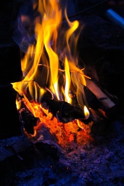 gece kamp ateşi 