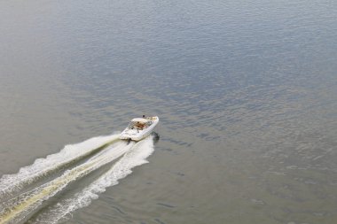 Motorbot havadan görünümü Dnieper Nehri üzerinde