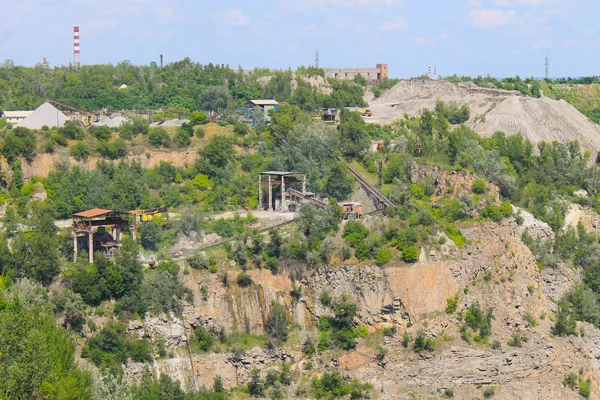 Добыча полезных ископаемых в гранитном карьере — стоковое фото