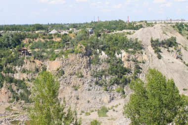 Granit ocağı içinde mineral kaynakların çıkarılması